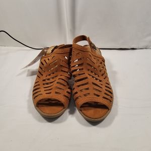 EUC CAT & JACK WOMEN'S SANDALS size 3